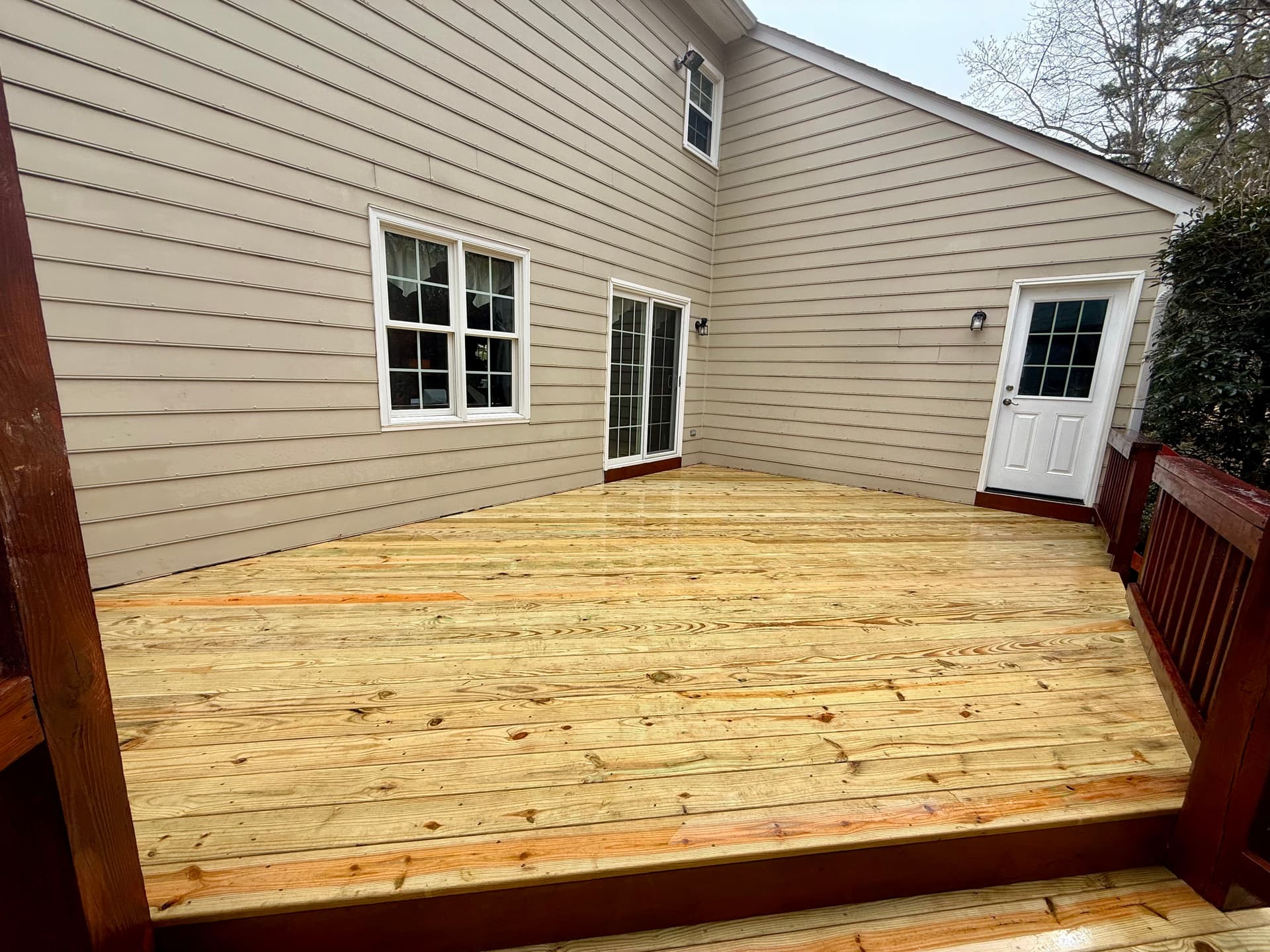 Gallery photos for Stunning Backyard Deck for Relaxing Evenings: Image #1