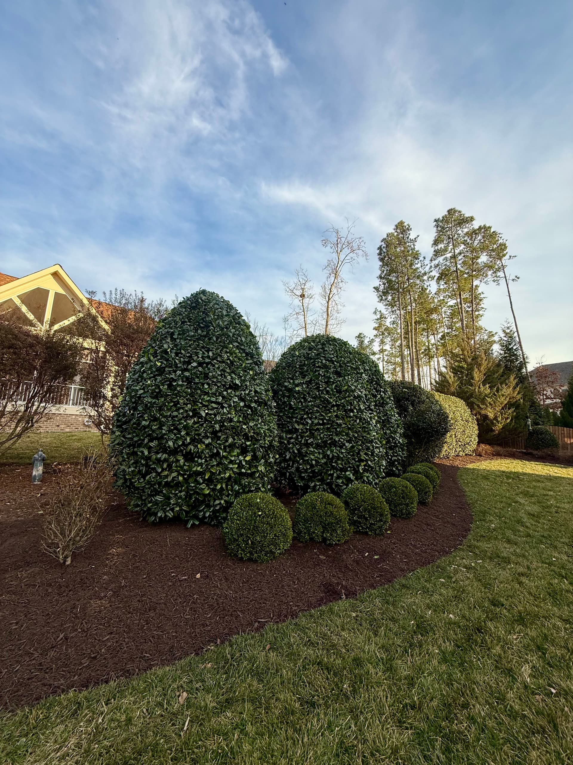 Gallery photos for Perfectly Trimmed Yards and Elegant Garden Paths: Image #1