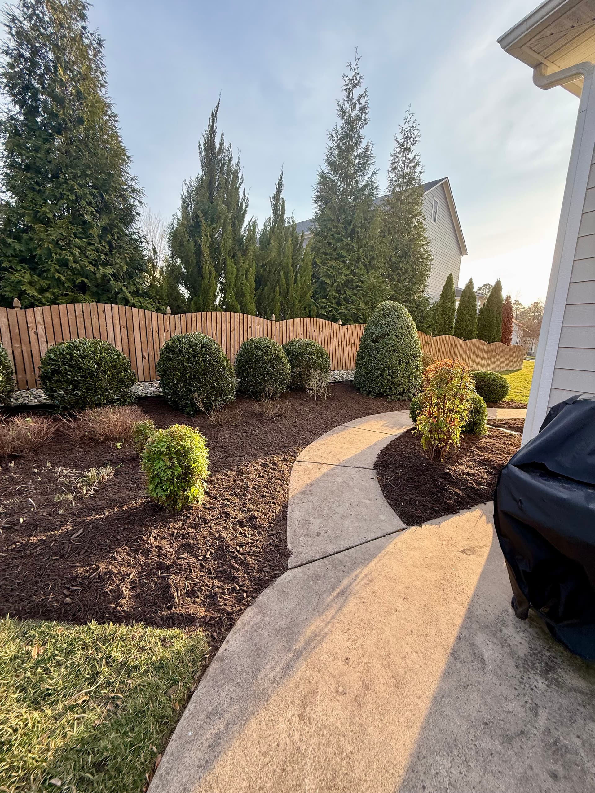 Gallery photos for Perfectly Trimmed Yards and Elegant Garden Paths: Image #2